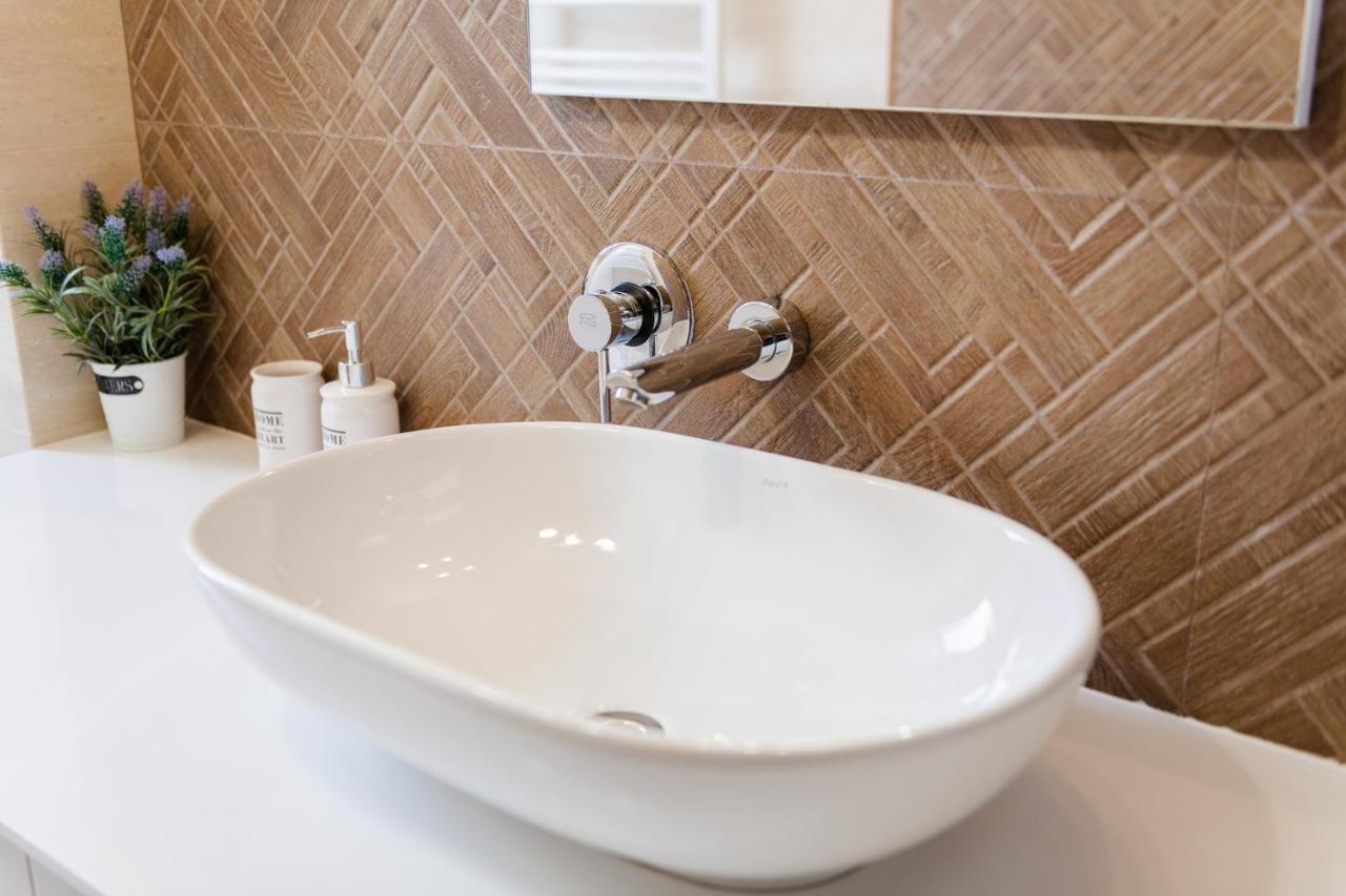 Lux Apartment On Duhnovicha Street .Free Parking. Uzjhorod Eksteriør billede
